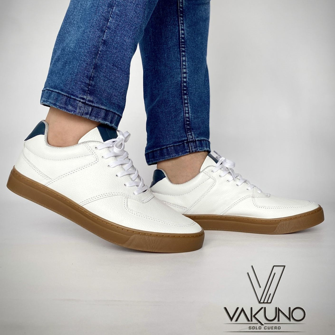 Sneakers blanco x azul suela ocre